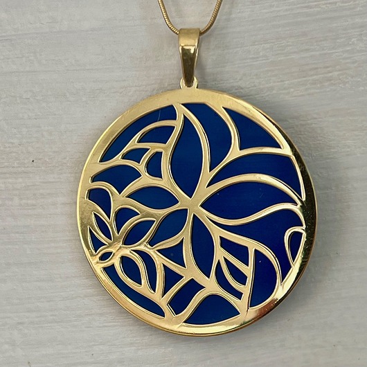 Naszyjnik srebrny pozłacany koło z ażurowym motylem na tytanie niebieskim