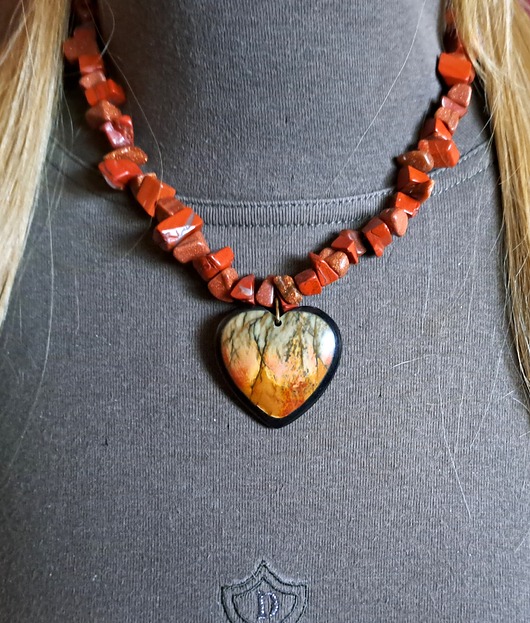 Elegancki naszyjnik z piasku pustyni z sercem z jaspisu unikat handmade