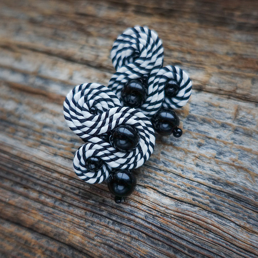 Czarno białe kolczyki sutasz