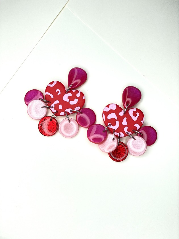 Kolorowe wiszące kolczyki na sztyfcie serca