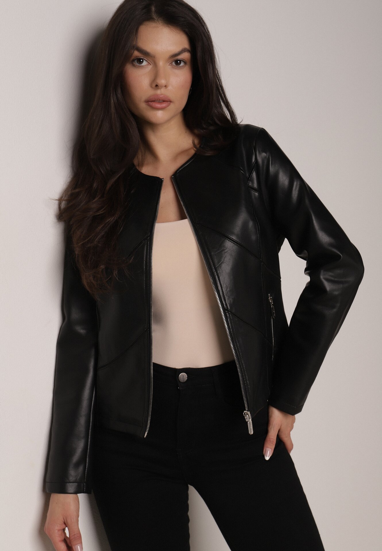 Czarna Kurtka Ramoneska Taliowana bez Kołnierzyka w Motocyklowym Stylu Nelaswenna