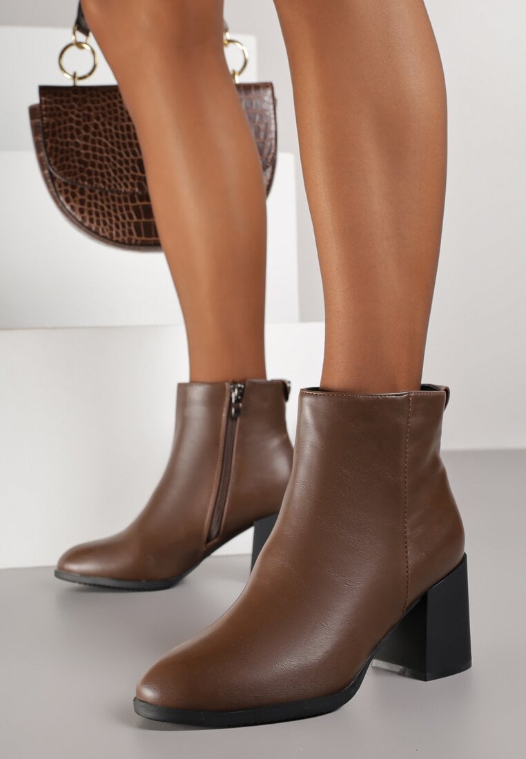 Brązowe Eleganckie Botki Vices na Słupku z Okrągłym Detalem przy Cholewce Widvire