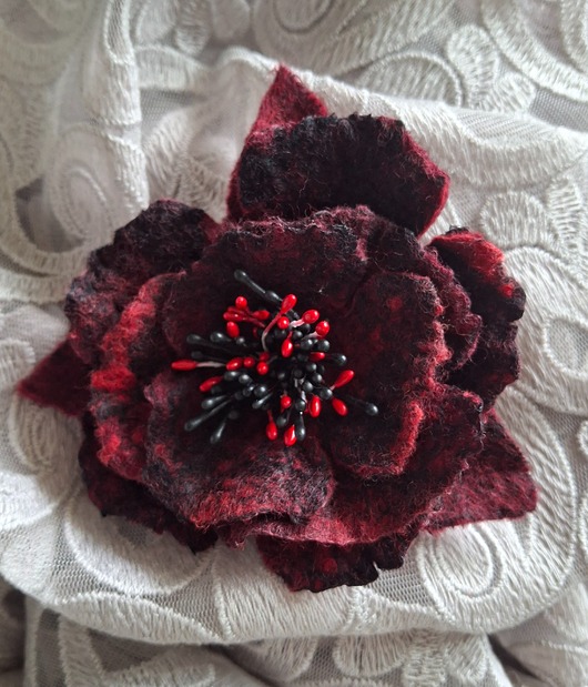 Broszka filcowana Kwiat bordowy