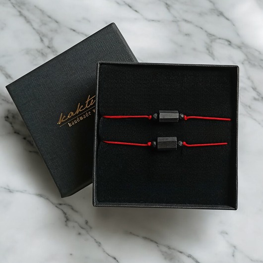 Komplet dla pary : ochronne bransoletki - czarny turmalin : czerwony sznurek