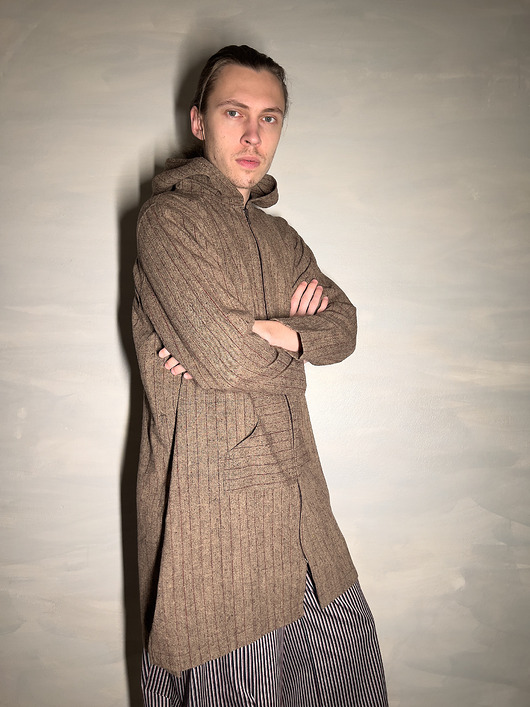 Wełniany krótki płaszcz z kapturem