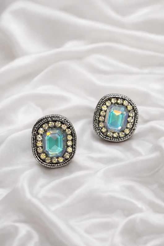 Kolczyki z opalizującym kryształem sztyfty sutasz