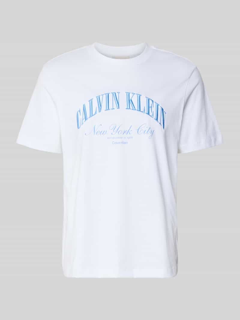 t-shirt z wyhaftowanym logo