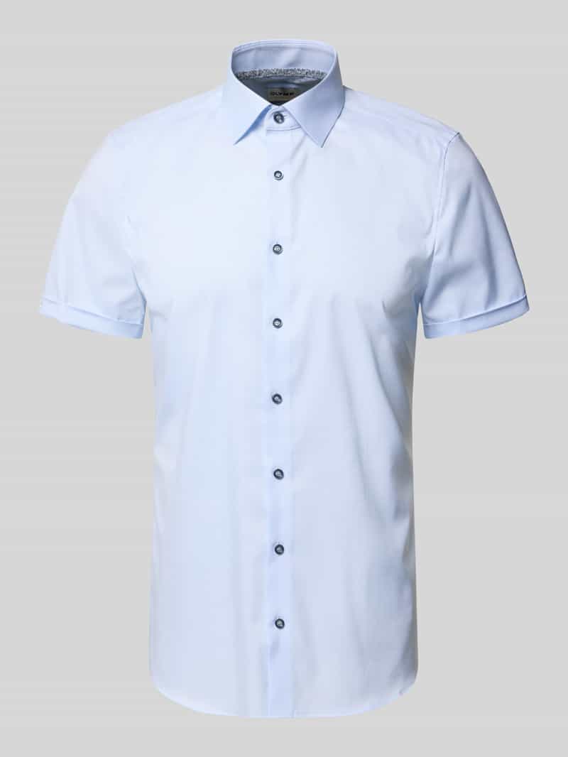 Koszula biznesowa o kroju slim fit z kołnierzykiem typu kent