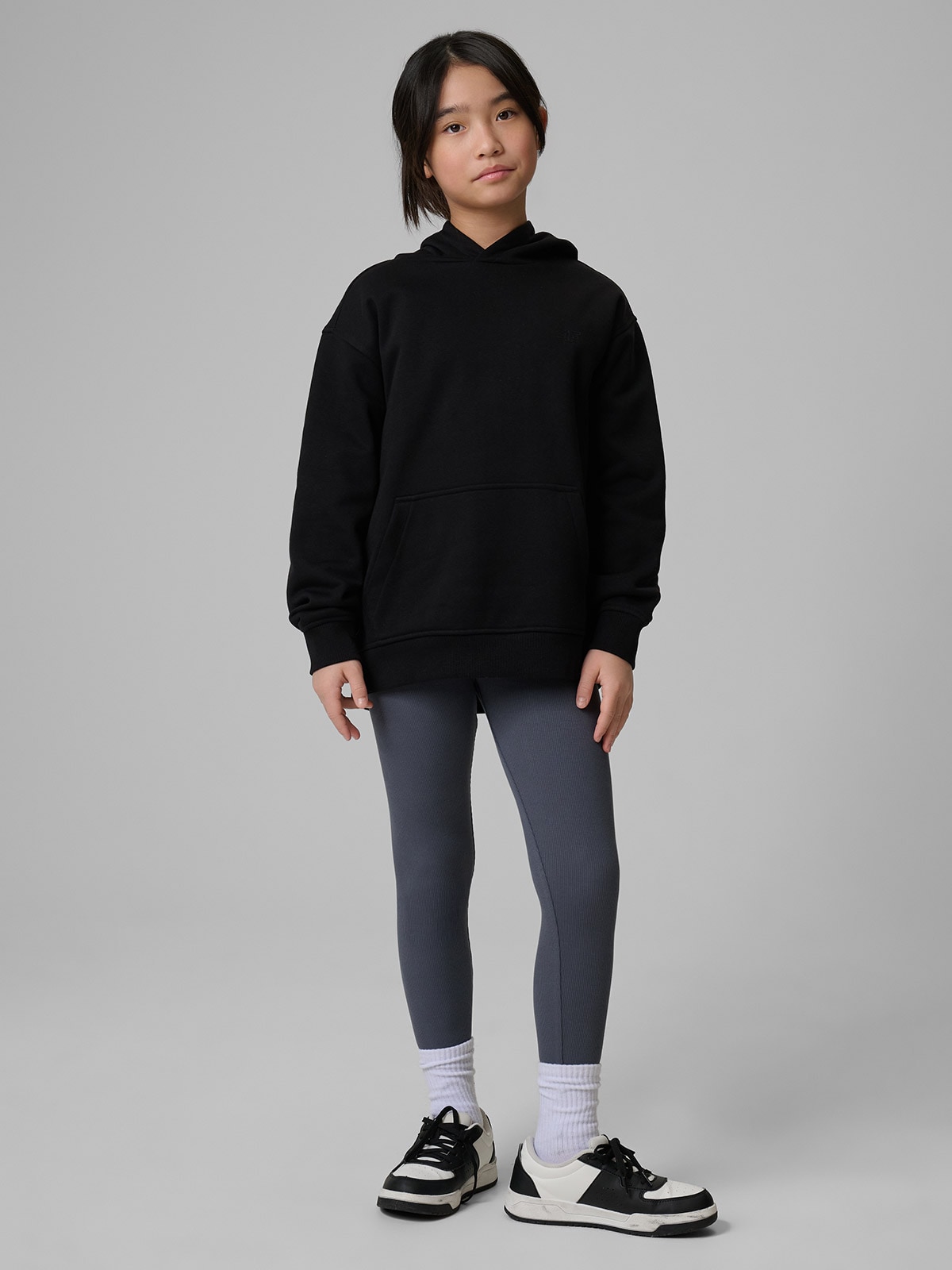 4F Bluza dresowa loose z kapturem dziewczęca - czarna 158/164 (12-14 lat)