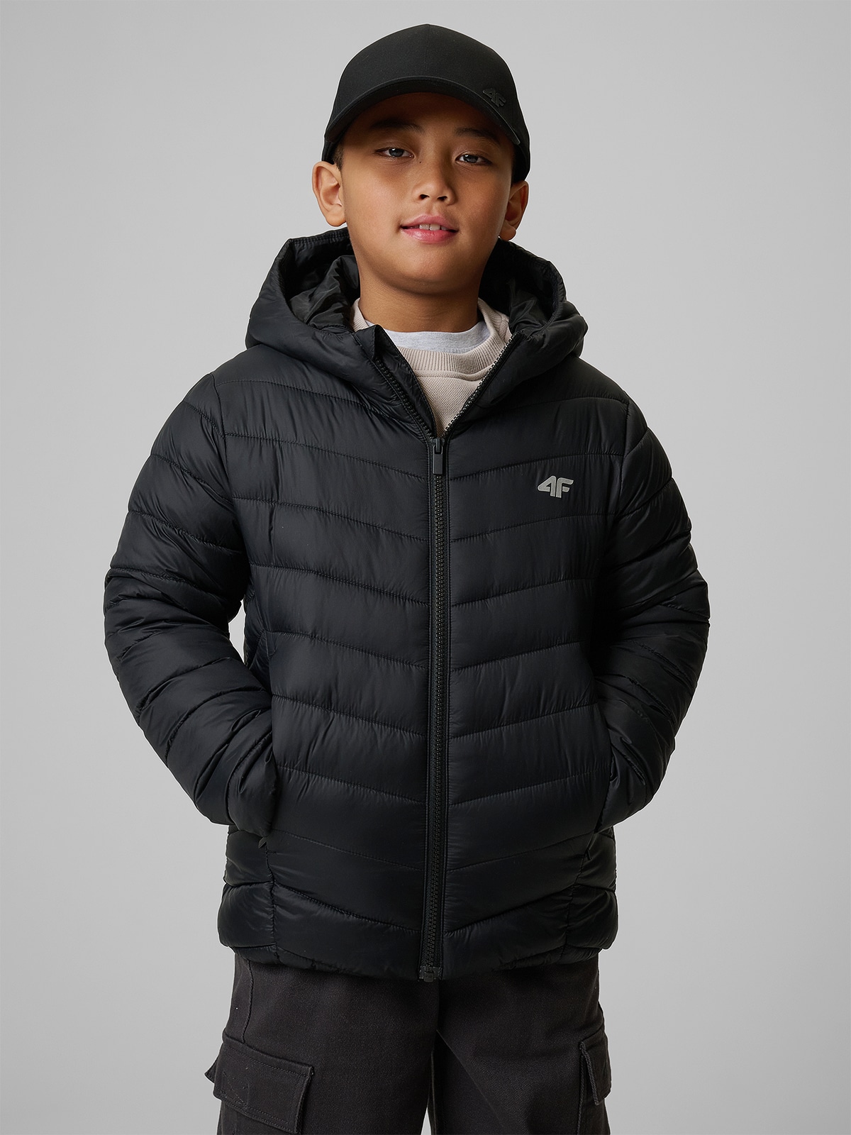 4F Kurtka z wypełnieniem syntetycznym chłopięca - czarna 158 (12-13 lat)