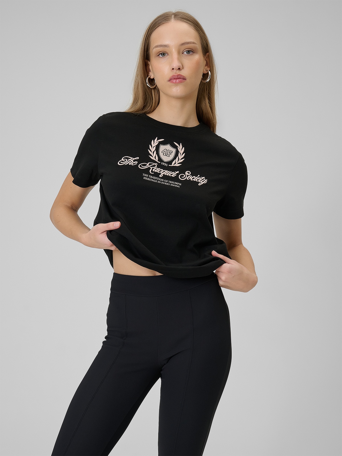 4F T-shirt boxy z nadrukiem damski - czarny XS