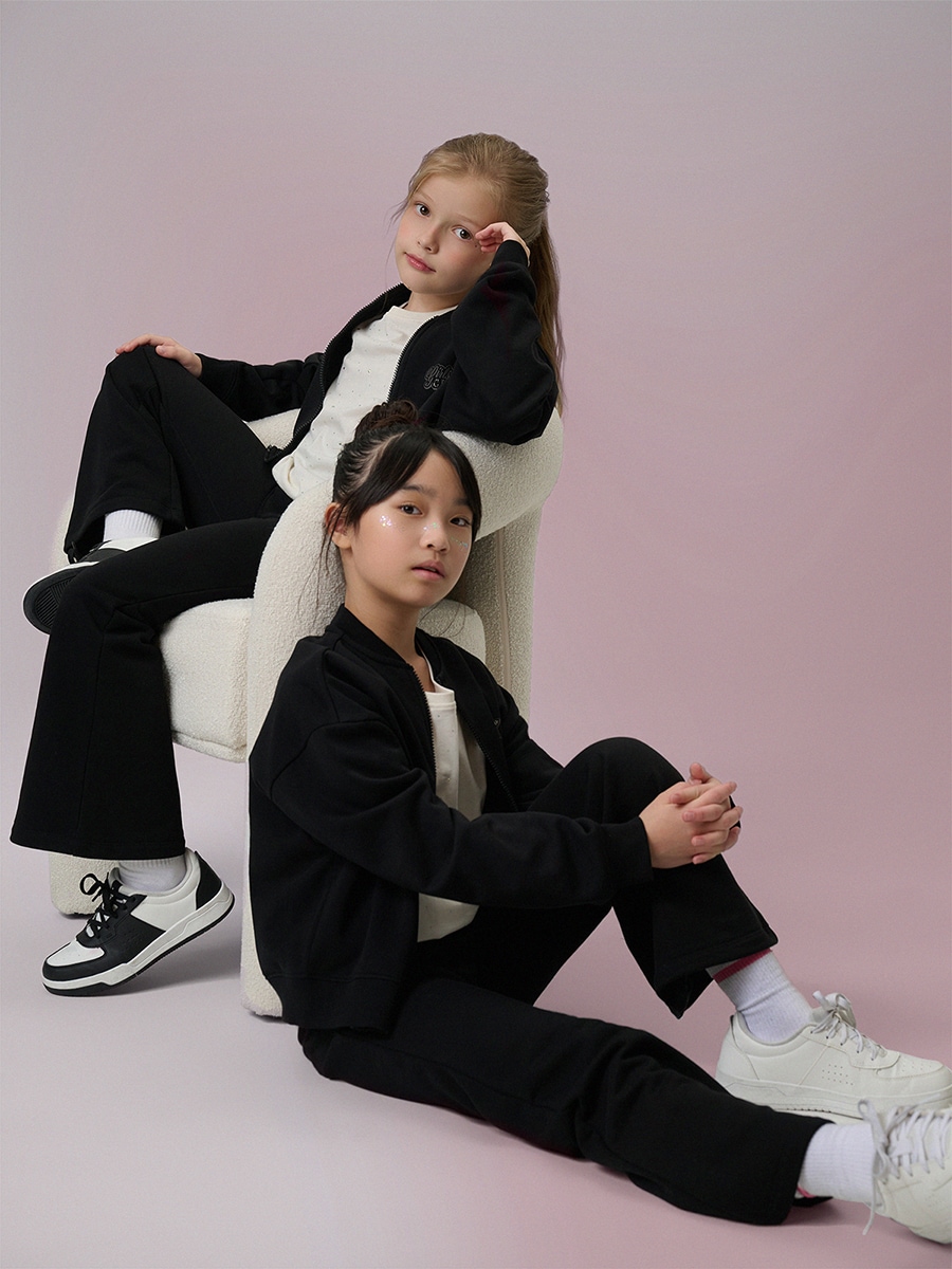 4F Spodnie dresowe z rozszerzanymi nogawkami damskie - czarny 164 (13-14 lat)