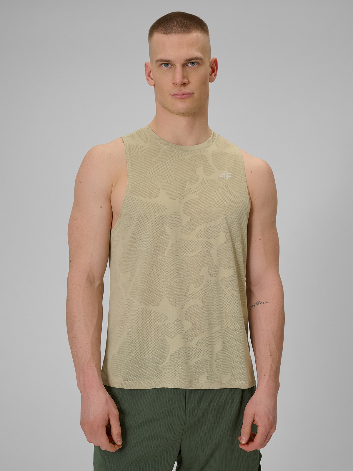 4F Koszulka treningowa regular szybkoschnąca męska - beżowa S