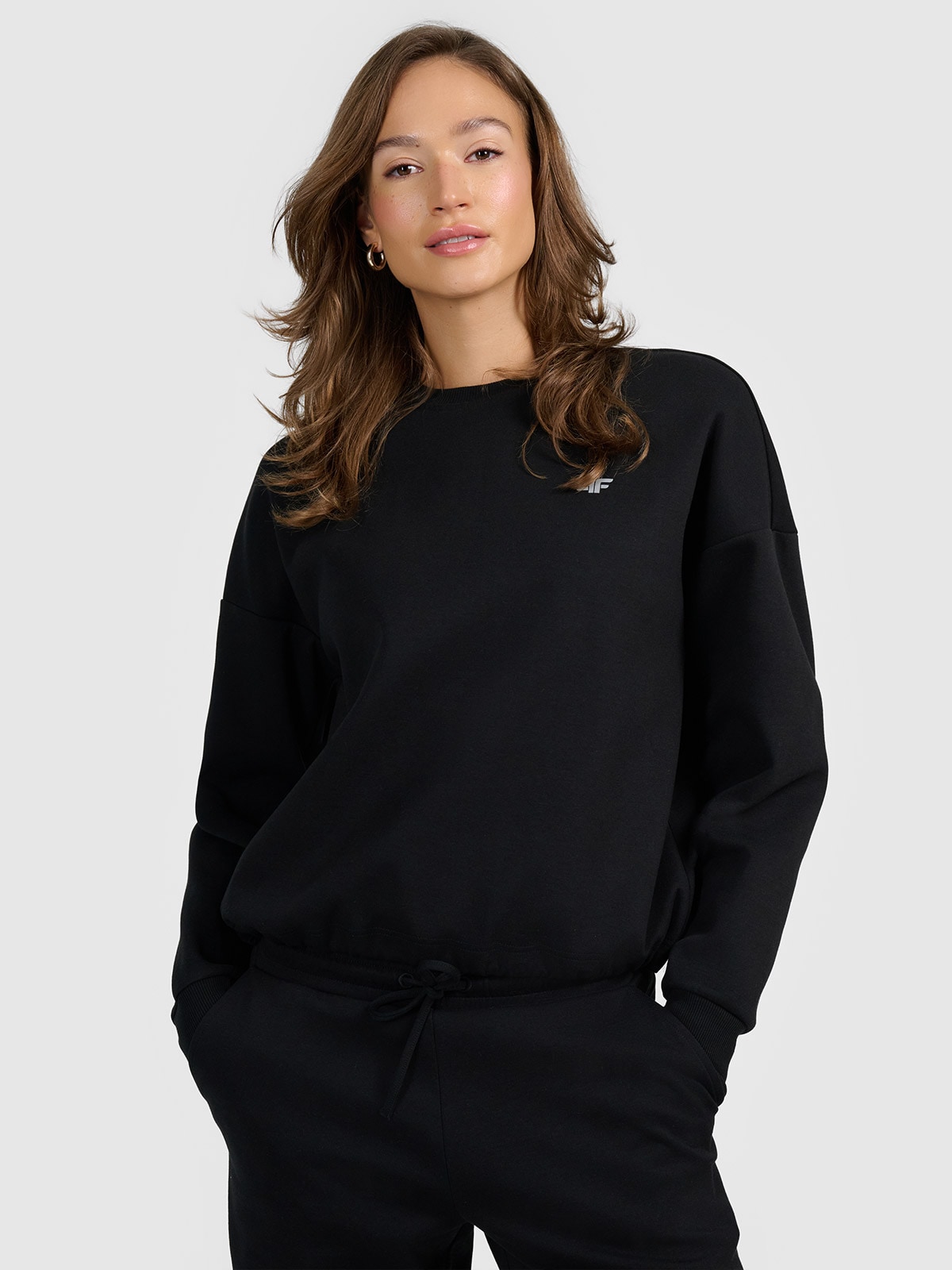 4F Bluza dresowa nierozpinana bez kaptura damska - czarna XS