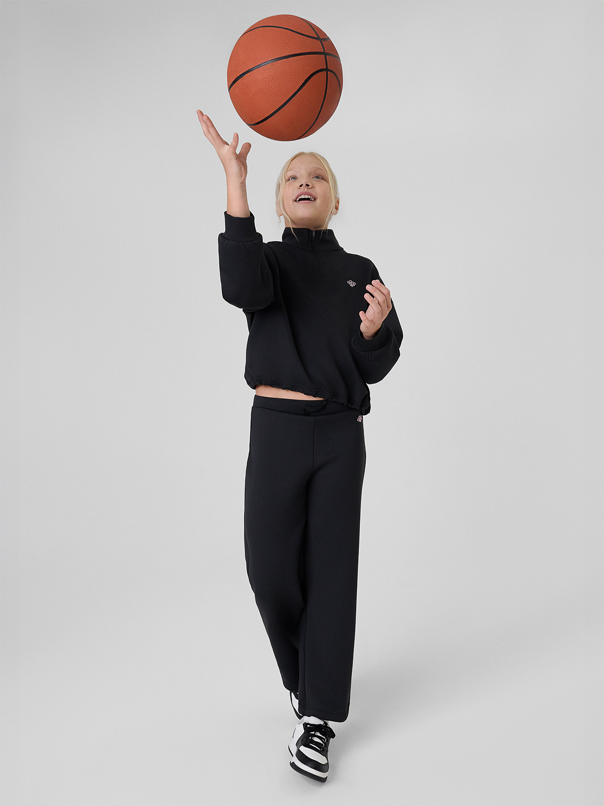 4F Spodnie sportowe z prostymi nogawkami dziewczęce - czarne 158/164 (12-14 lat)