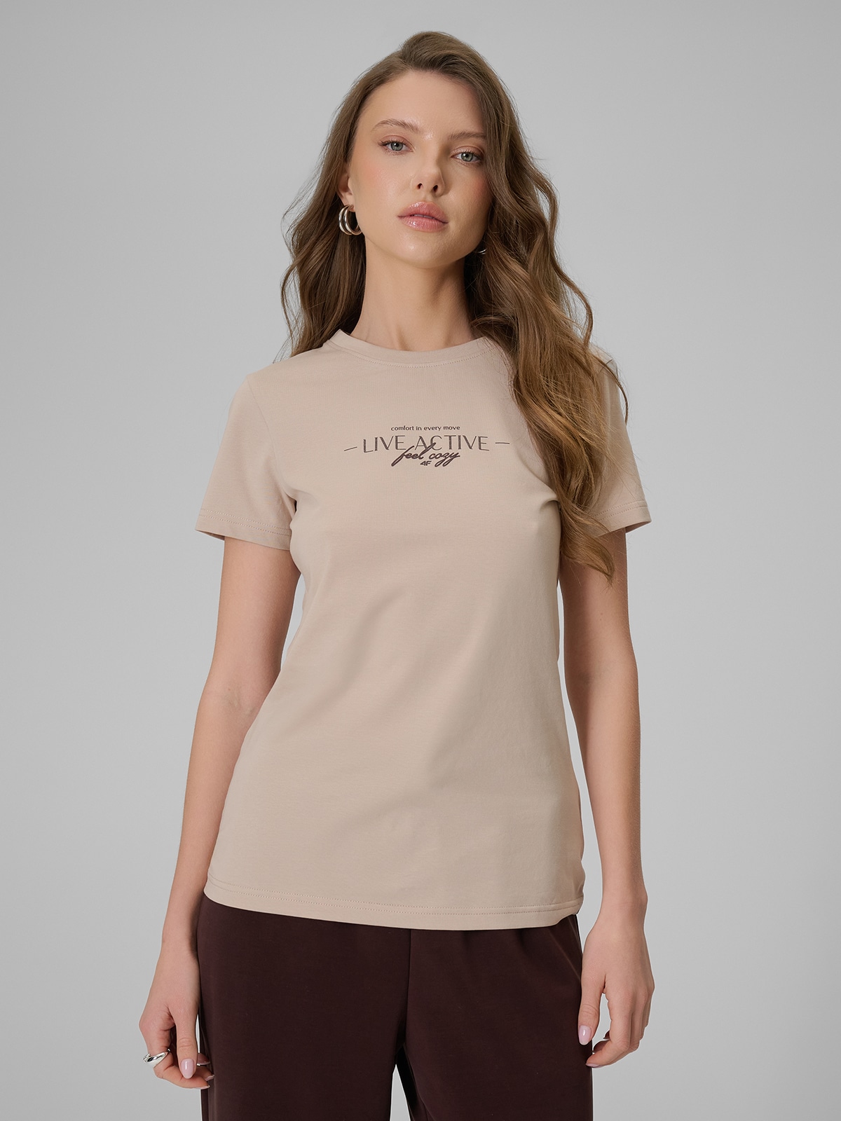 4F T-shirt slim z nadrukiem damski - beżowy XS