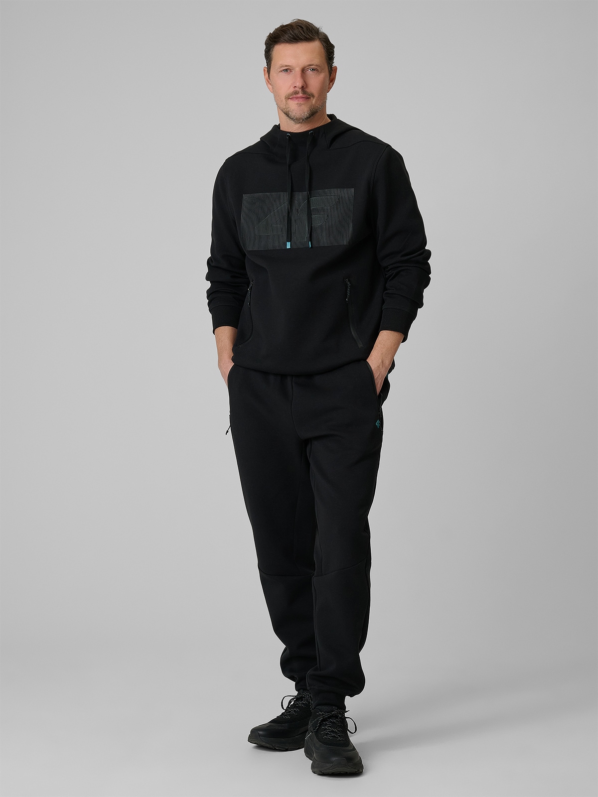 4F Spodnie dresowe joggery męskie - czarne XL