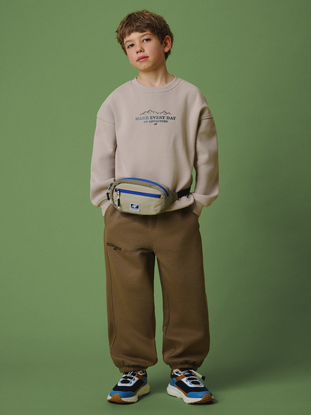 4F Spodnie dresowe joggery chłopięce - brązowe 134/140 (8-10 lat)