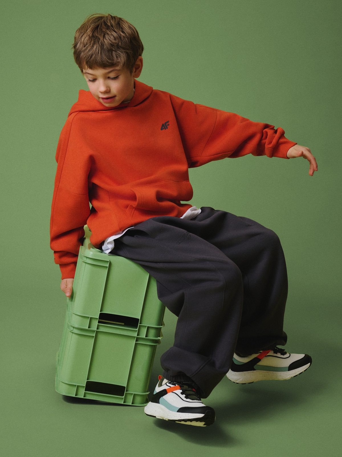 4F Spodnie dresowe joggery chłopięce - szare 158/164 (12-14 lat)