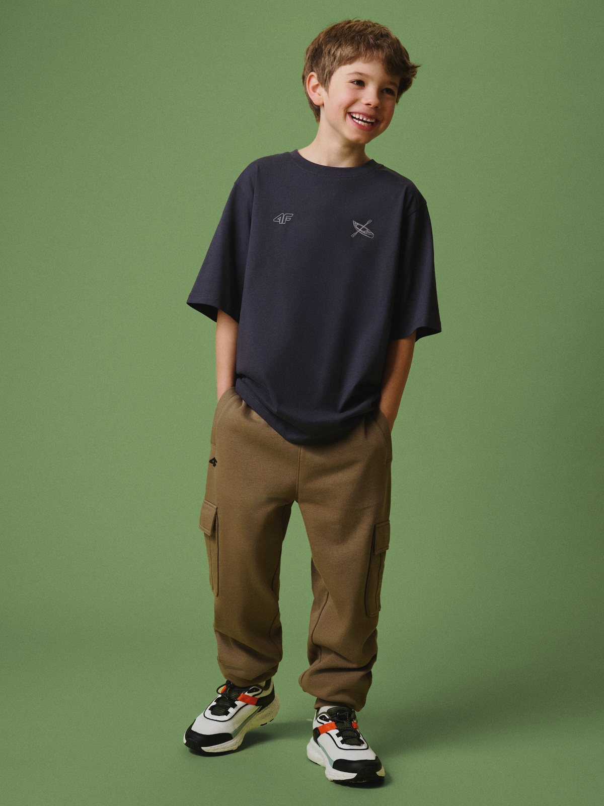 4F Spodnie dresowe cargo chłopięce - brązowe 164 (13-14 lat)