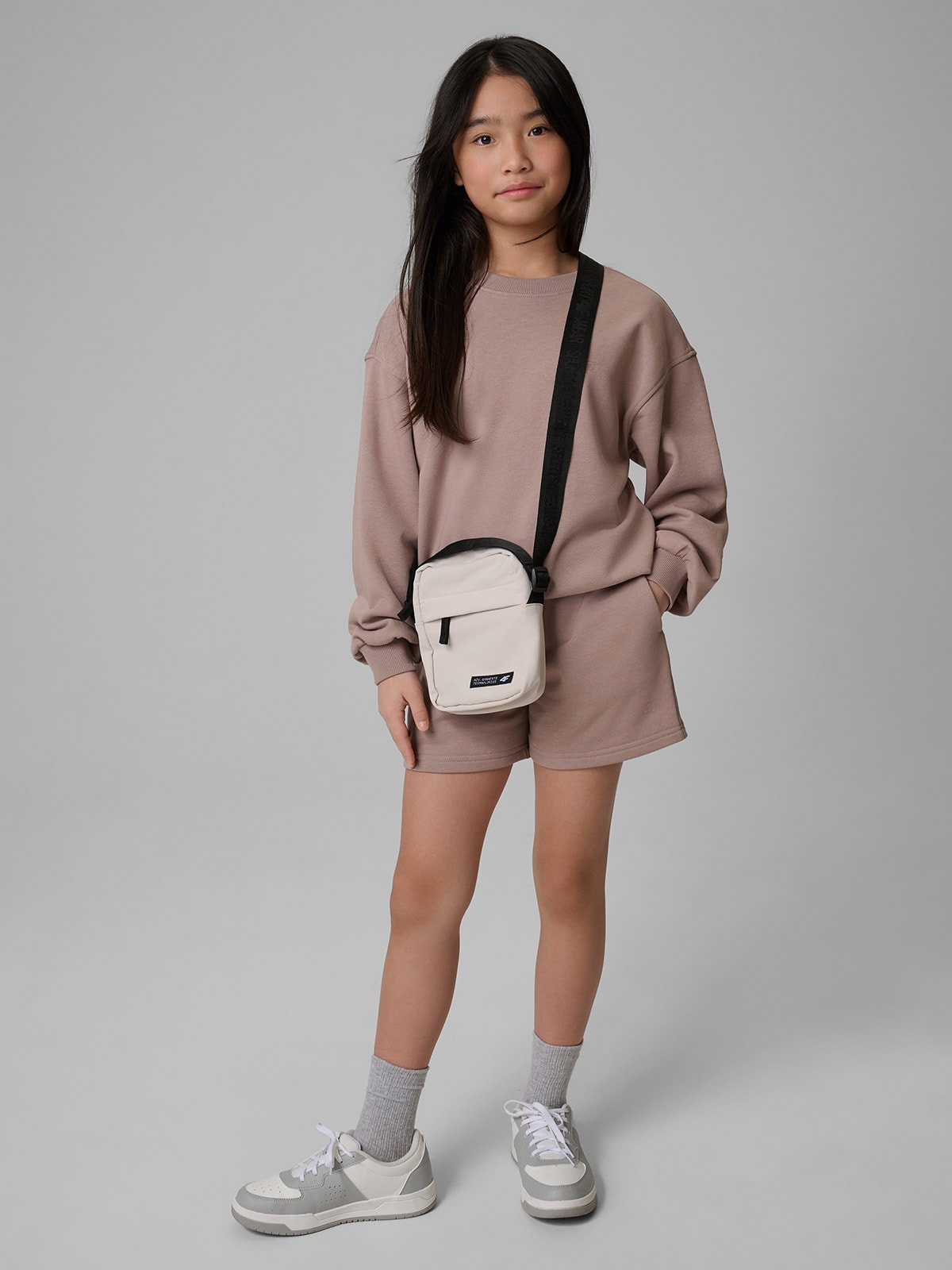 4F Spodenki dresowe dziewczęce - beżowy 158 (12-13 lat)