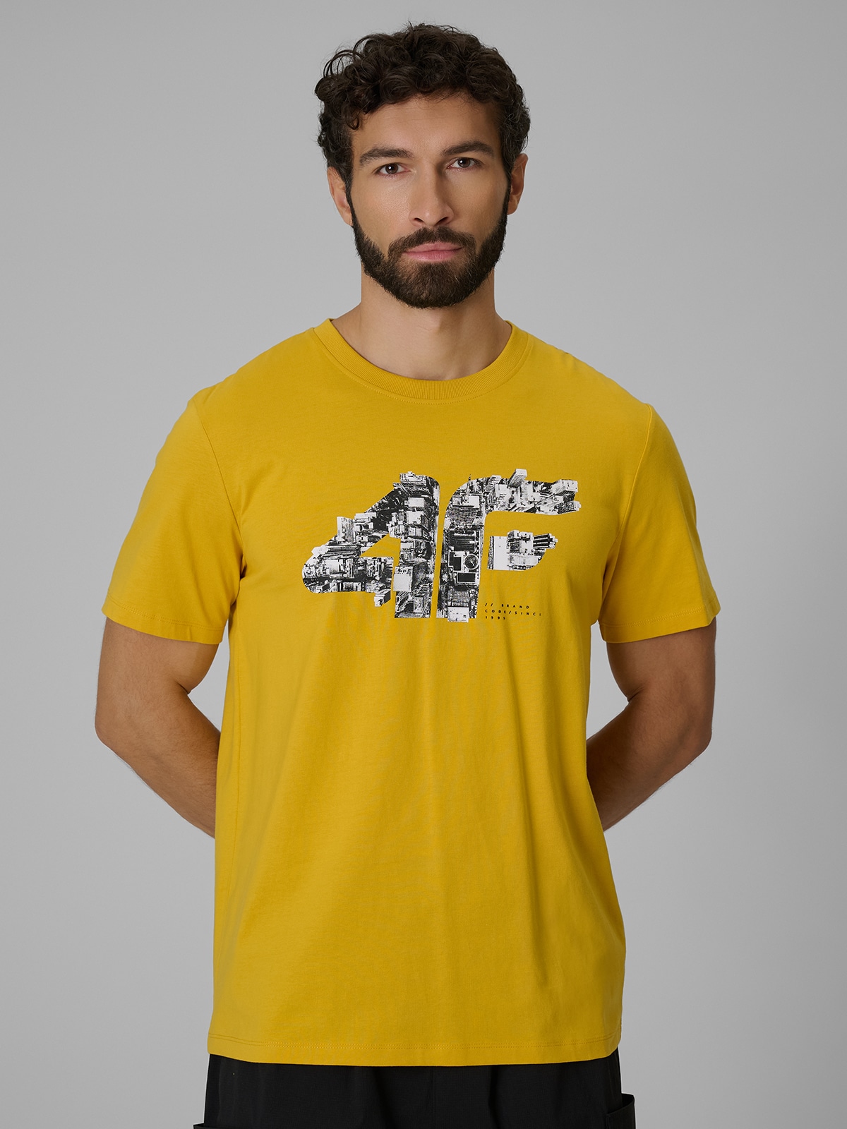 4F T-shirt regular z nadrukiem męski - żółty XXL