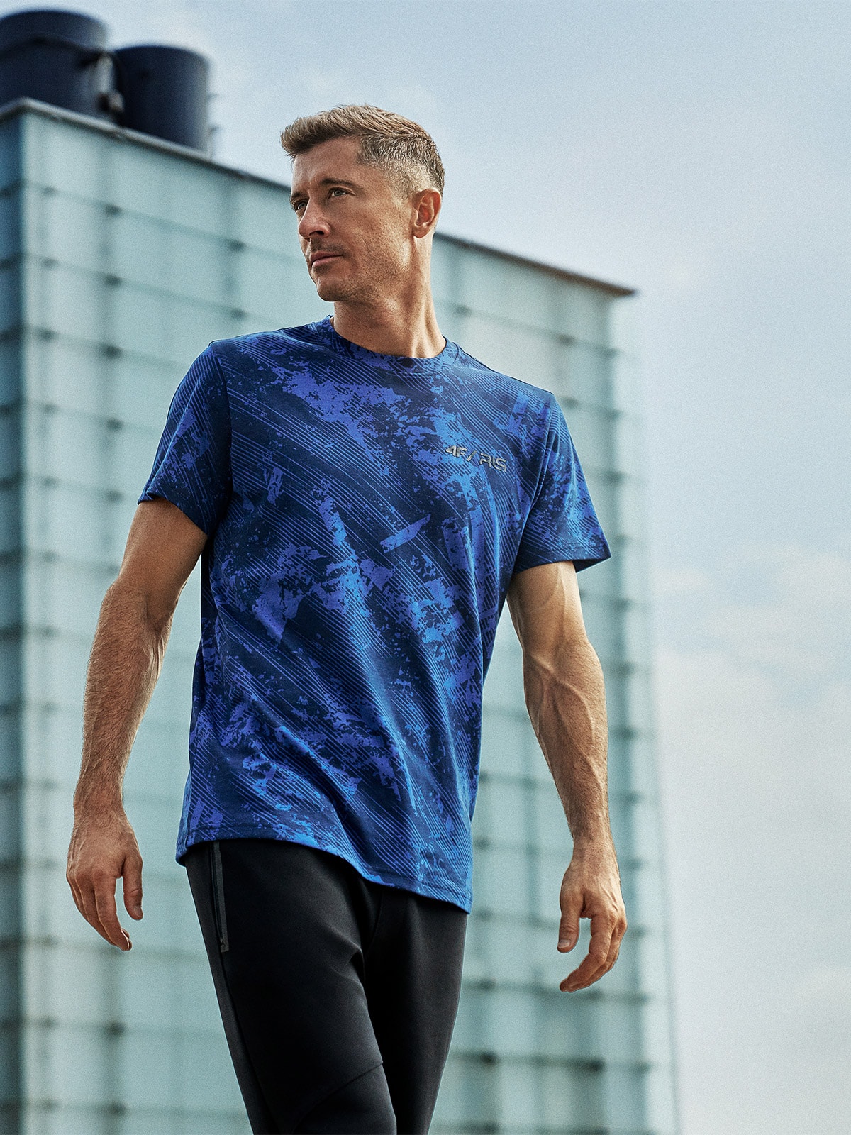 4F T-shirt regular z nadrukiem męski 4F x Robert Lewandowski - granatowy XXL