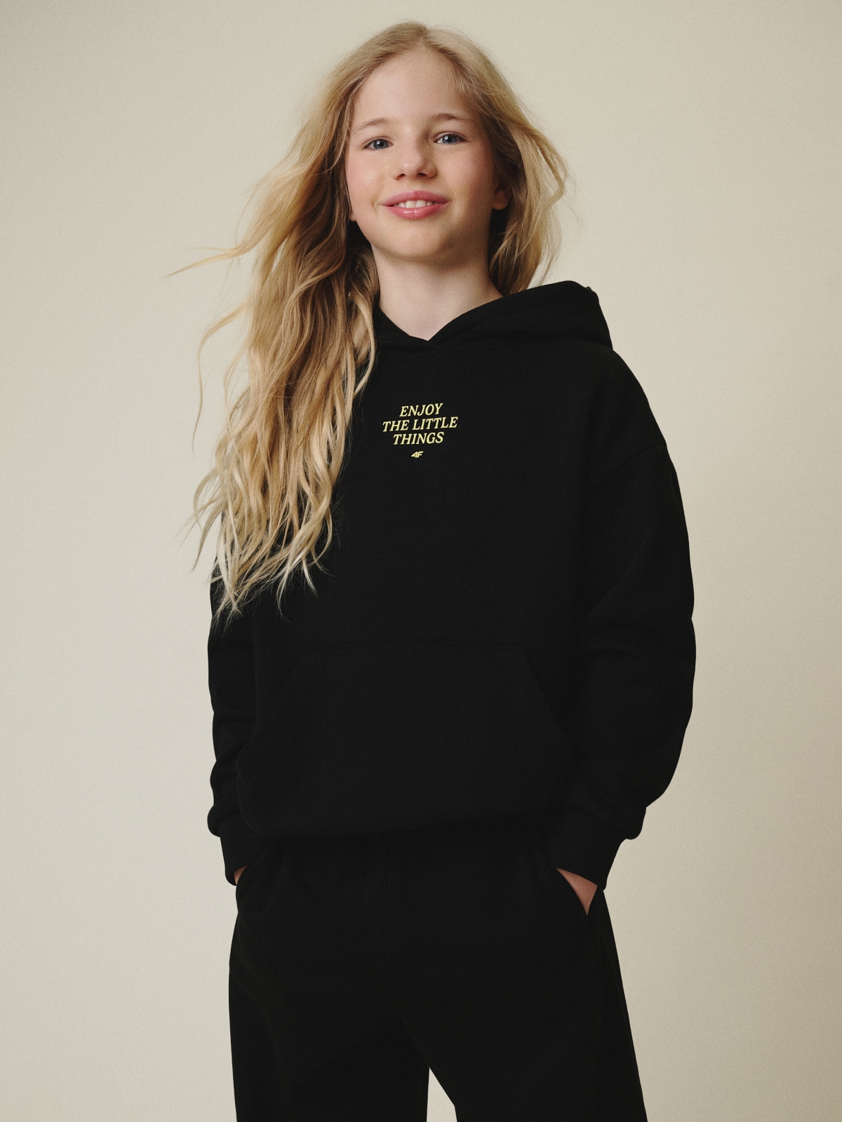 4F Bluza dresowa loose z kapturem dziewczęca - czarna 158/164 (12-14 lat)