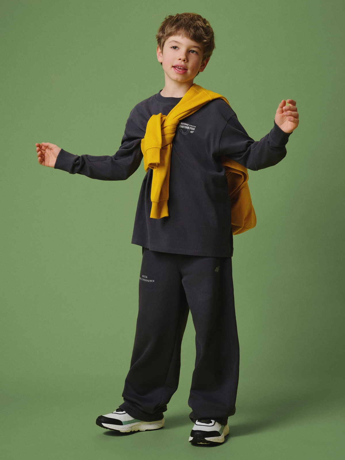 4F Longsleeve loose z nadrukiem chłopięcy - szary 158/164 (12-14 lat)