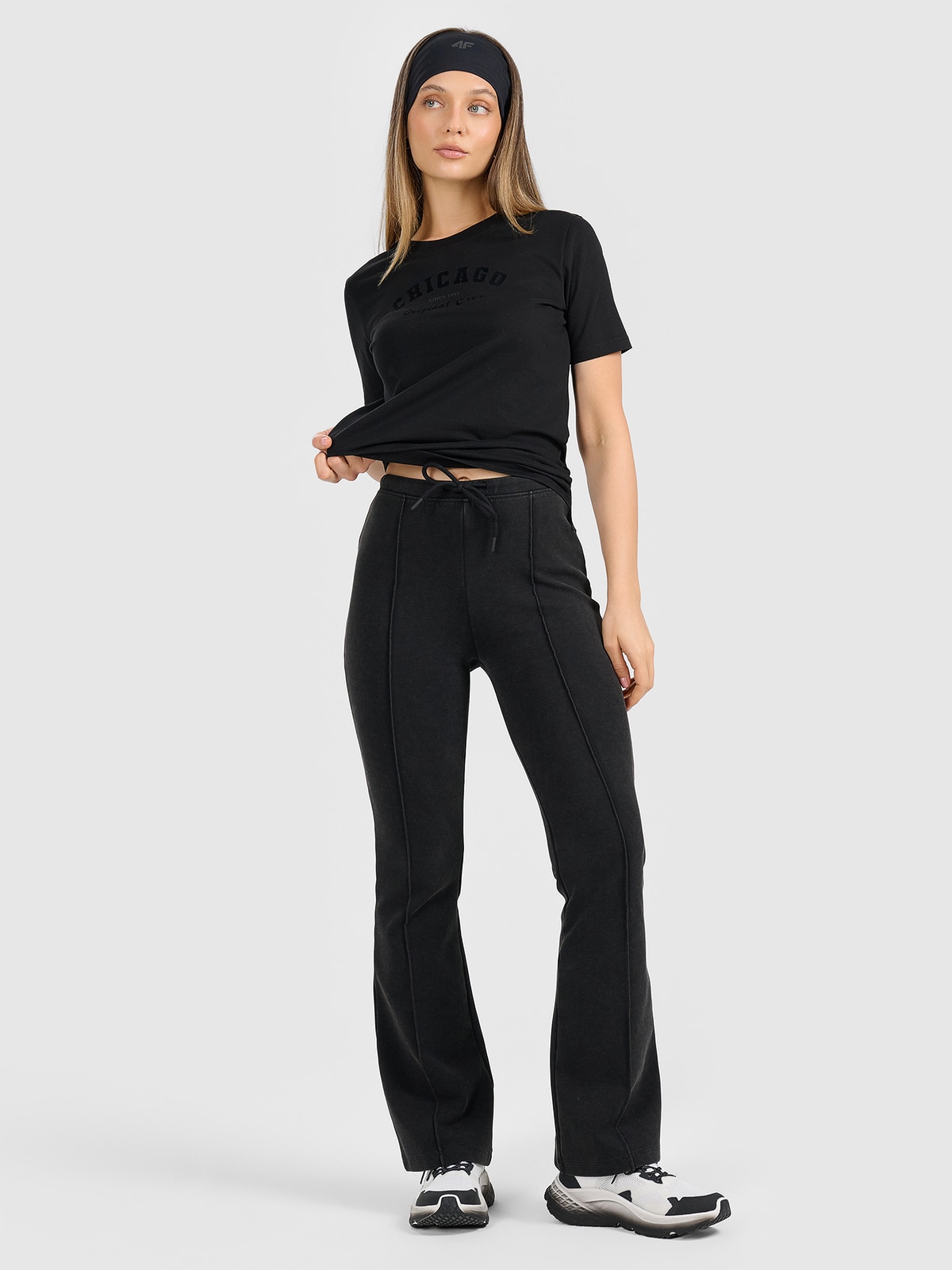 4F Spodnie dresowe z rozszerzanymi nogawkami damskie - czarne XS