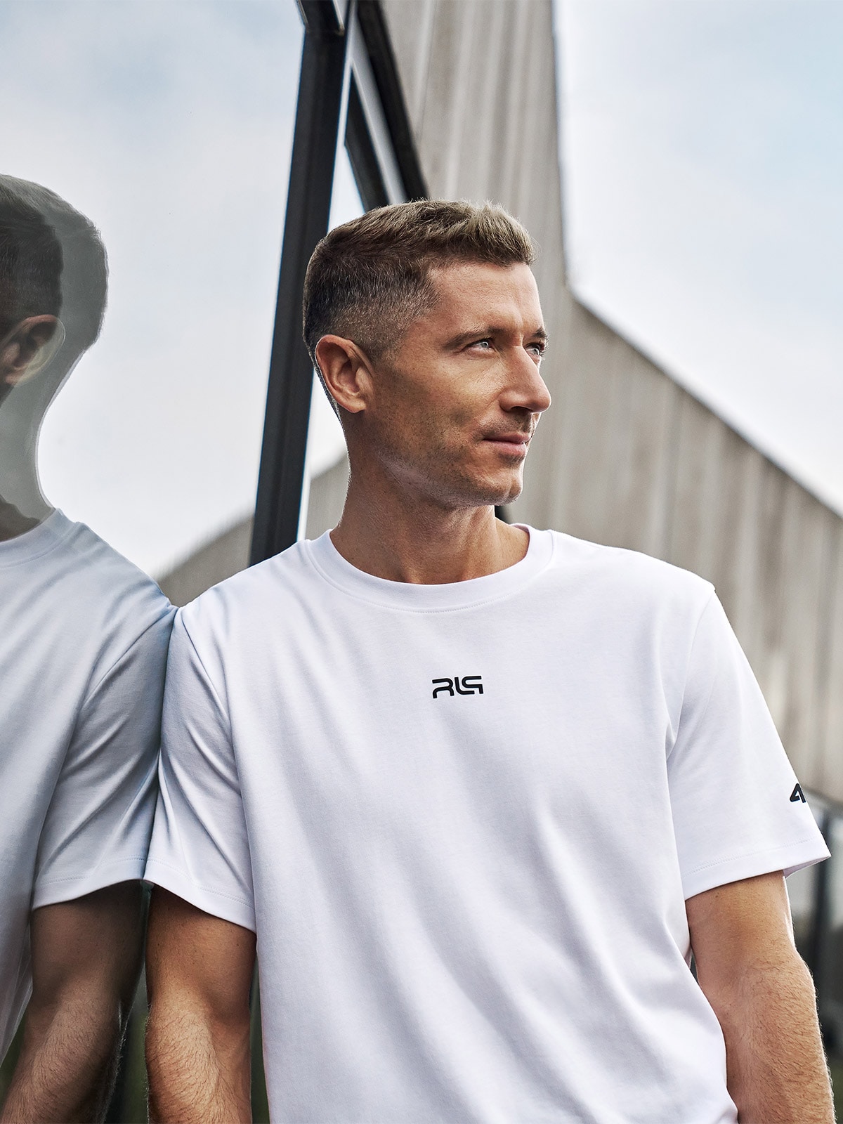 4F T-shirt regular z nadrukiem męski 4F x Robert Lewandowski - biała L