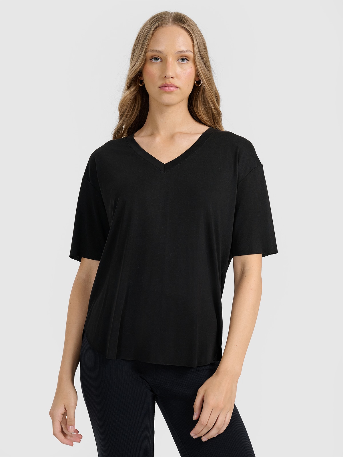 4F T-shirt oversize z modalem damski - czarny S