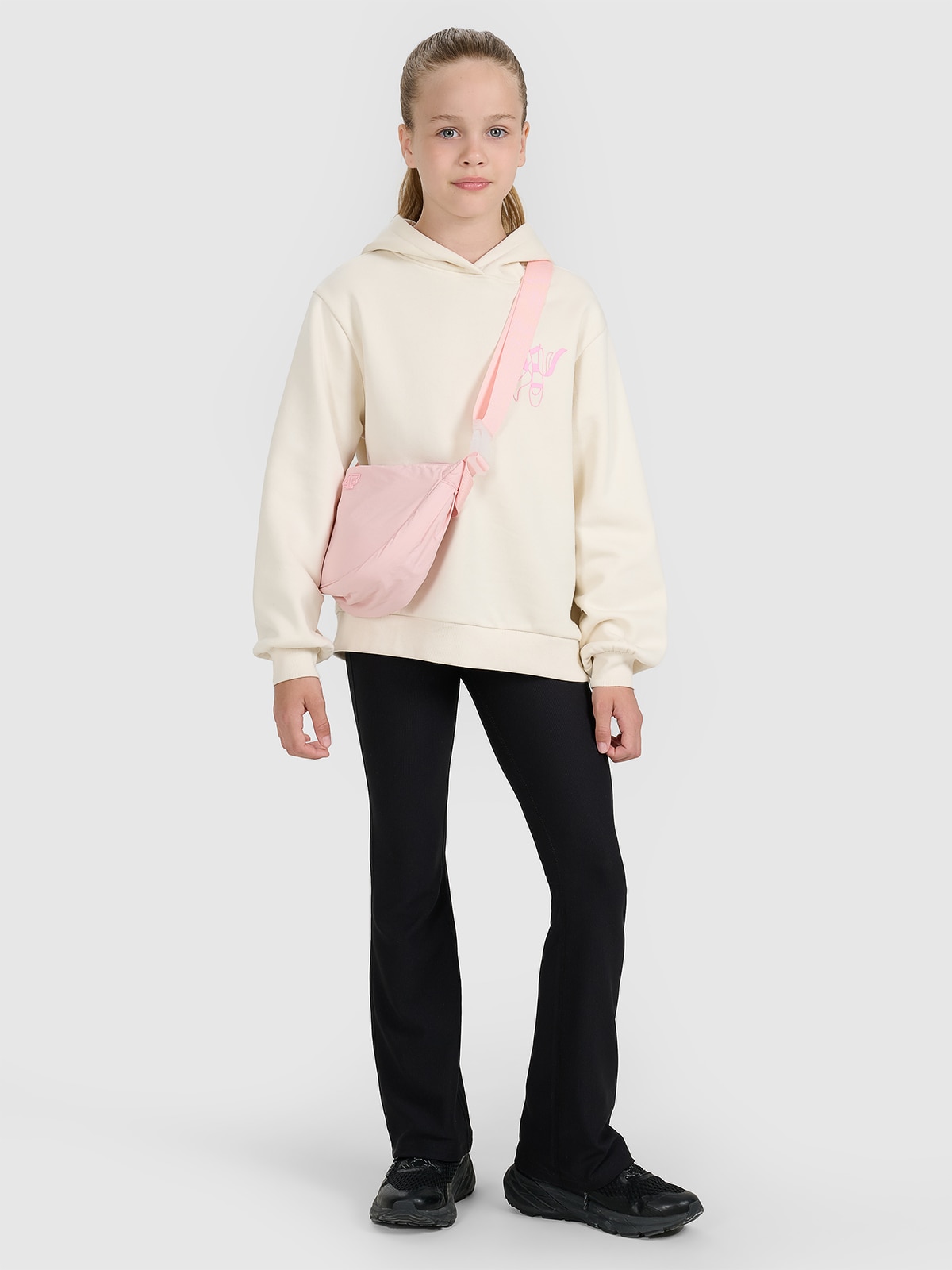 4F Spodnie z rozszerzanymi nogawkami z prążkowanej dzianiny dziewczęce - czarne 122 (6-7 lat)