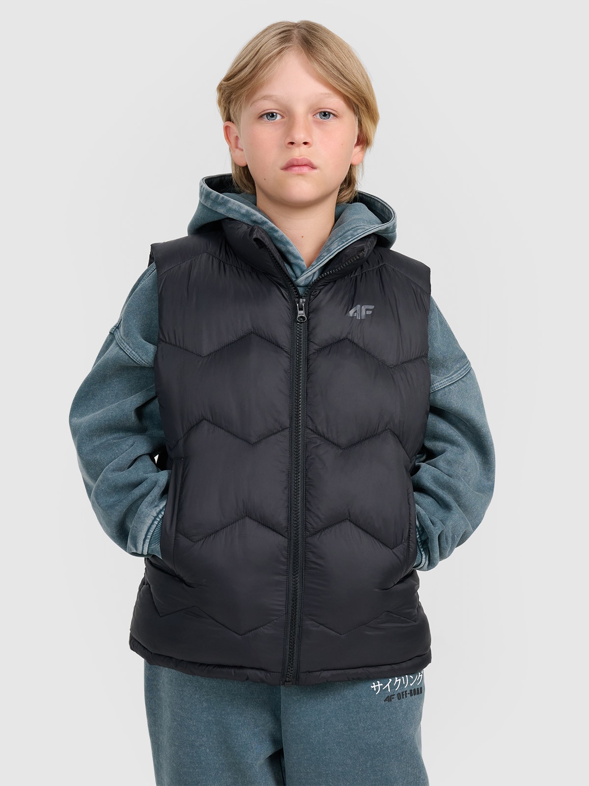 4F Bezrękawnik puchowy z wypełnieniem syntetycznym chłopięcy - czarny 122 (6-7 lat)