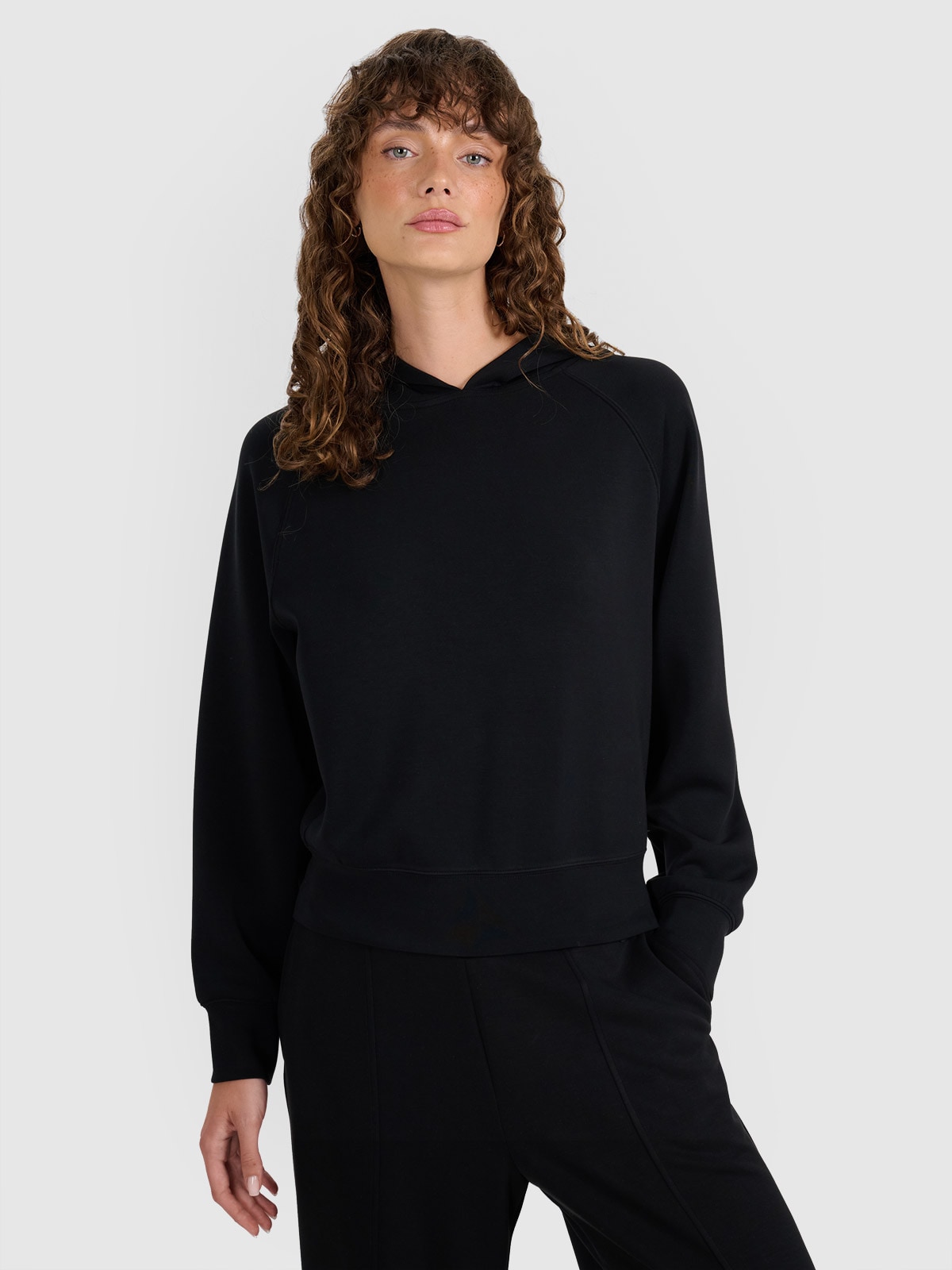 4F Bluza dresowa nierozpinana z modalem damska - czarna L
