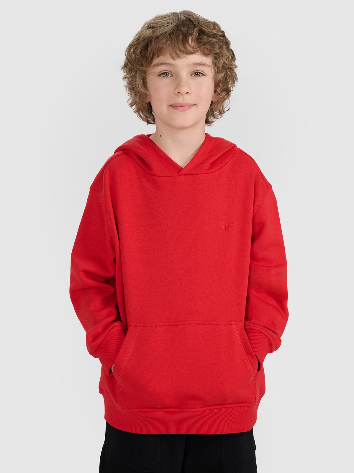 4F Bluza dresowa nierozpinana z kapturem chłopięca - czerwona 122 (6-7 lat)
