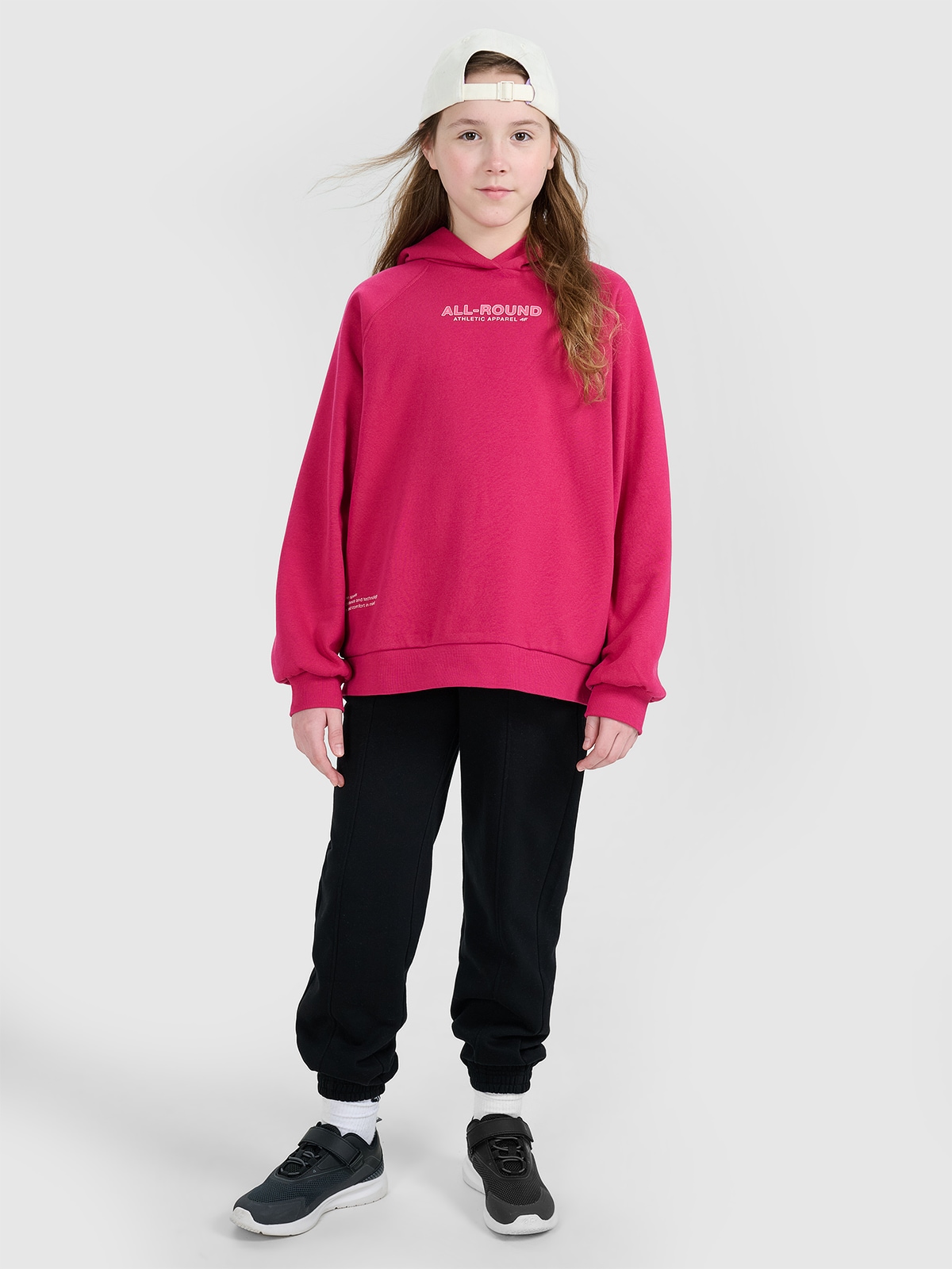 4F Spodnie dresowe joggery dziewczęce - czarne 122 (6-7 lat)