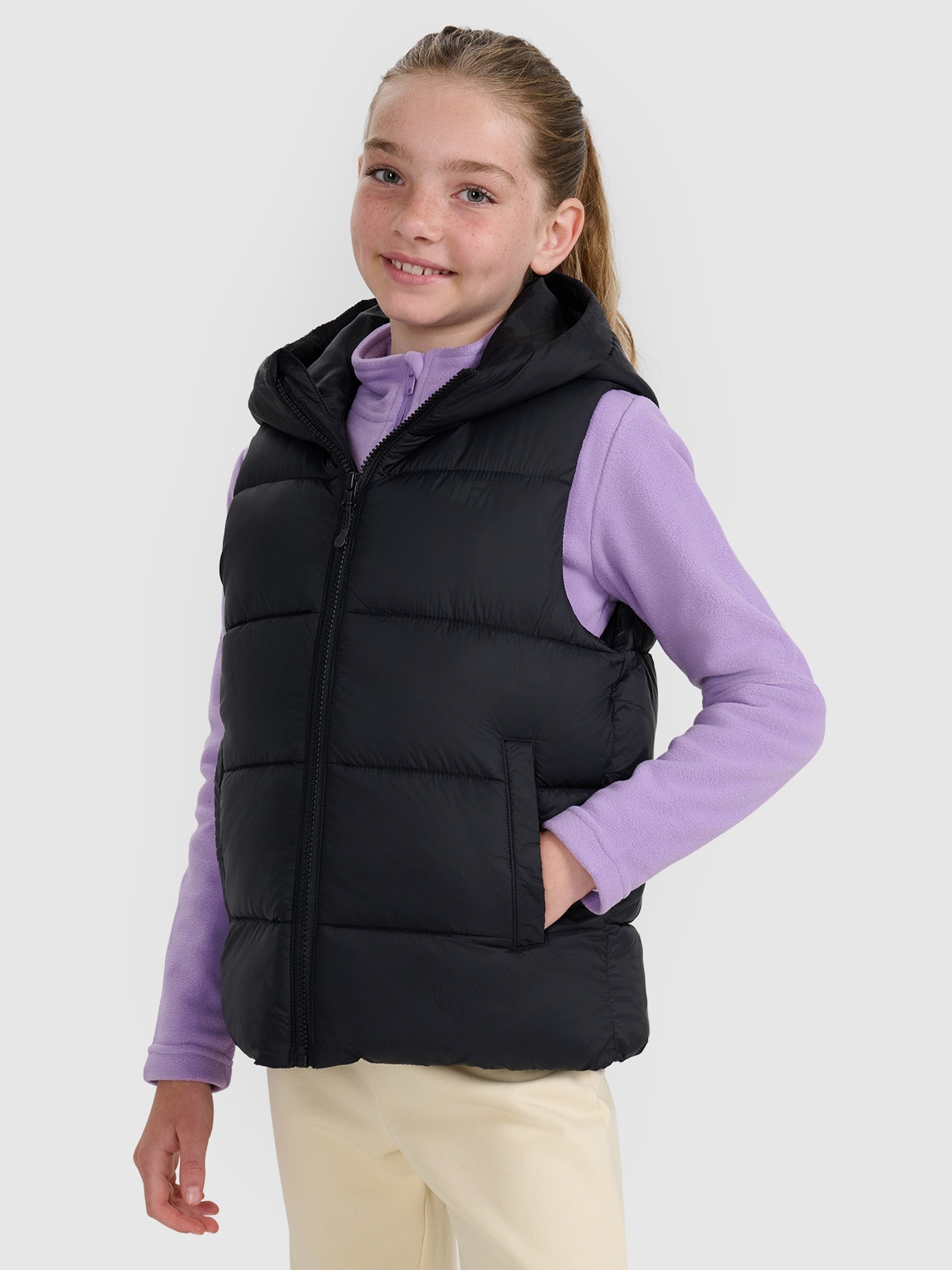 4F Bezrękawnik puchowy z wypełnieniem syntetycznym dziecięcy - czarny 122 (6-7 lat)