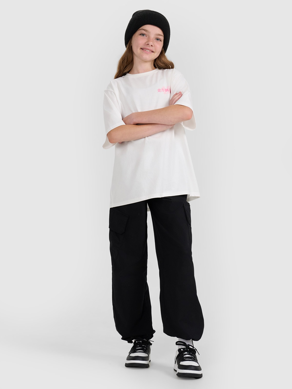 4F Spodnie casual cargo dziewczęce - czarne 122 (6-7 lat)