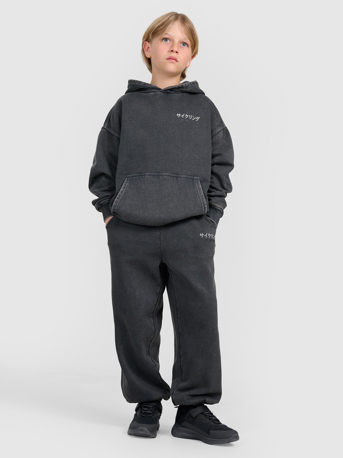 4F Spodnie dresowe joggery chłopięce - szare 122 (6-7 lat)