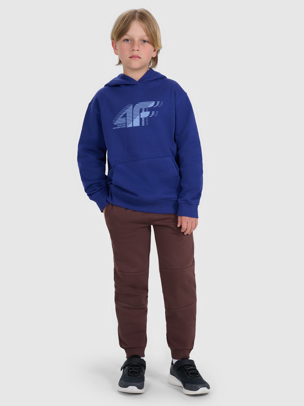 4F Spodnie dresowe joggery chłopięce - brązowe 122 (6-7 lat)