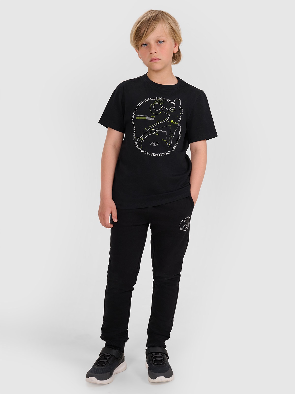 4F Spodnie dresowe joggery chłopięce - czarne 122 (6-7 lat)