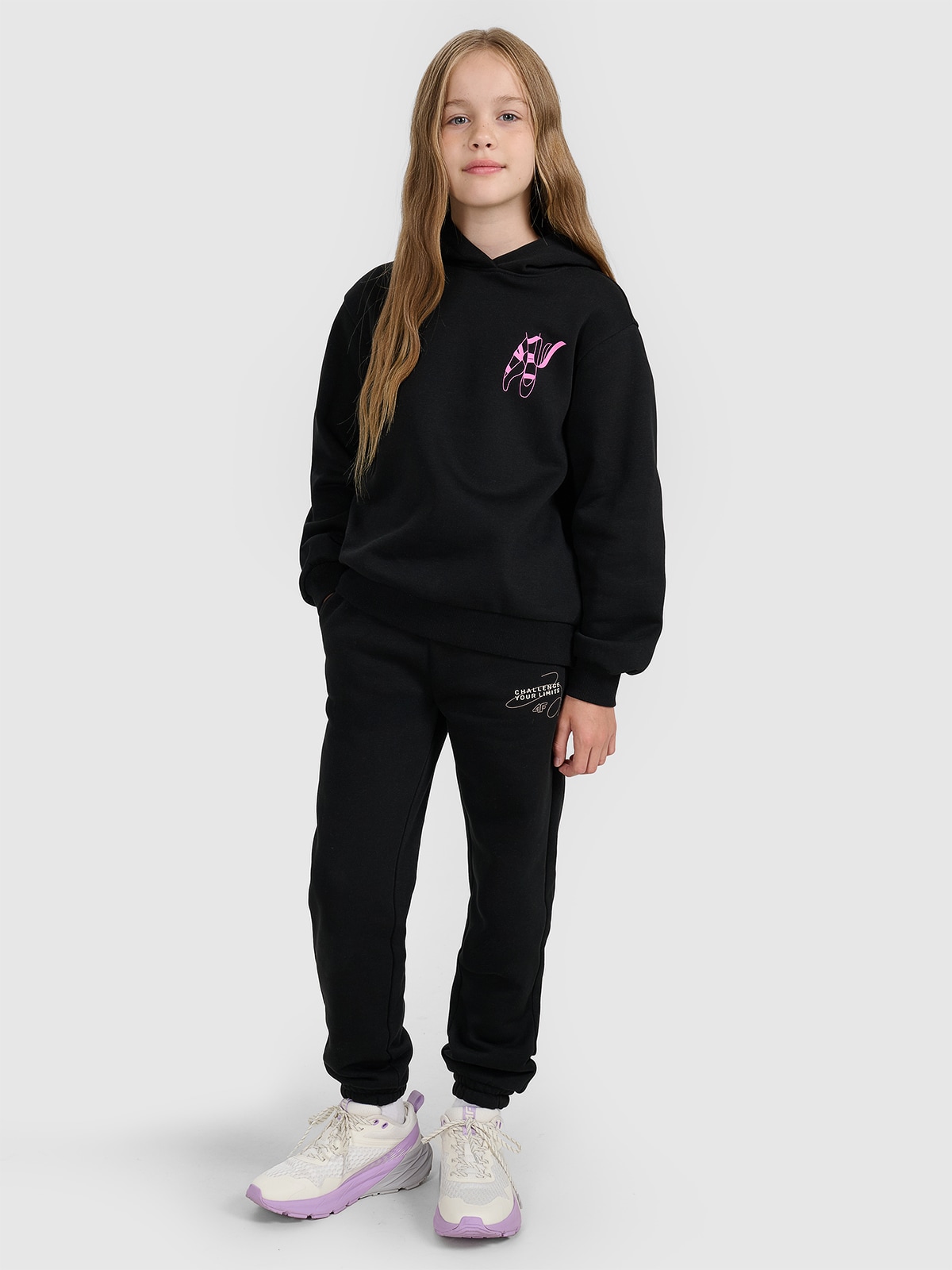 4F Spodnie dresowe joggery dziewczęce - czarne 122 (6-7 lat)