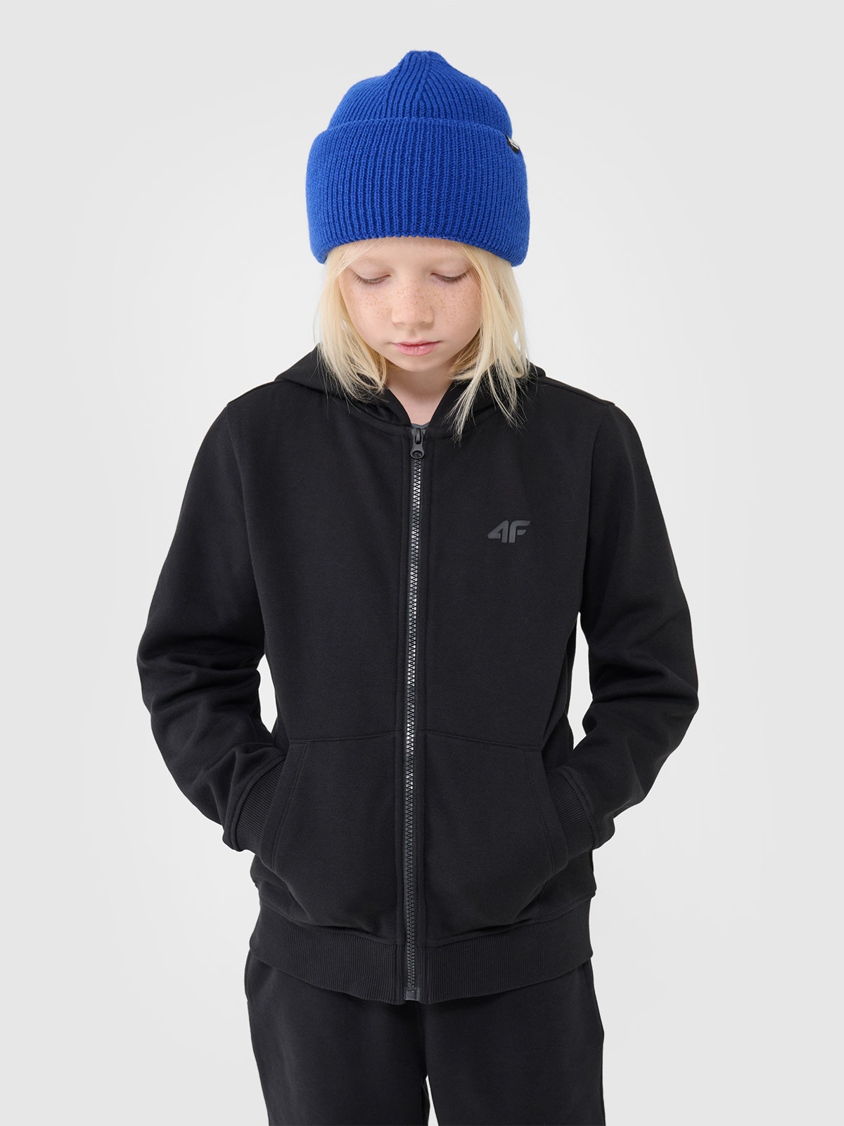 4F Bluza dresowa rozpinana z kapturem chłopięca - czarna 122 (6-7 lat)