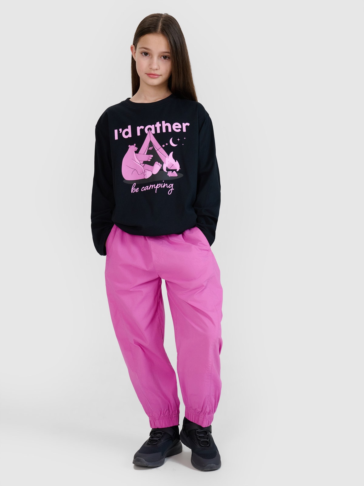 4F Spodnie casual joggery z szerokimi nogawkami dziewczęce - różowe 122 (6-7 lat)