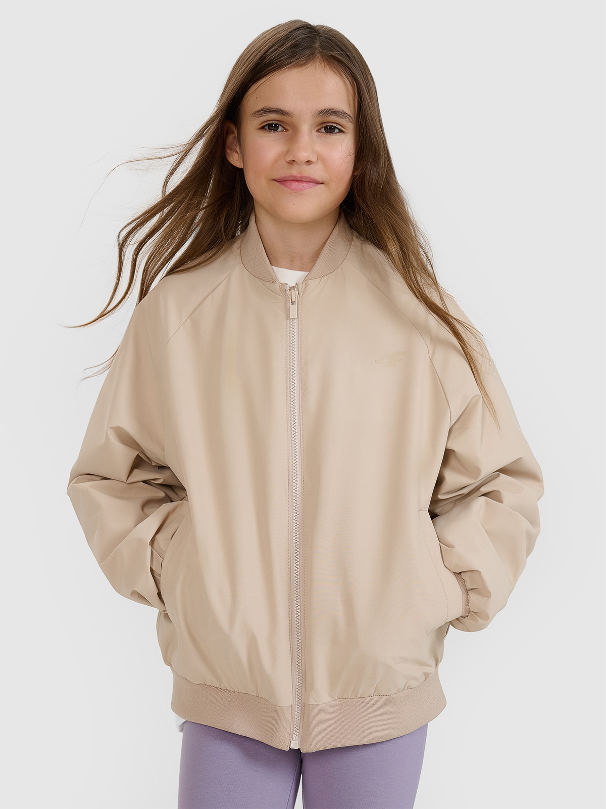 4F Kurtka przejściowa bomberka dziewczęca - beżowa 122 (6-7 lat)