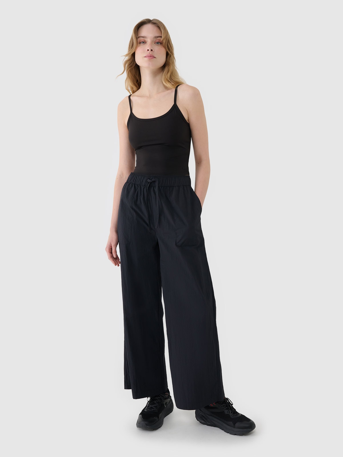 4F Spodnie casual z szerokimi nogawkami damskie - czarne S