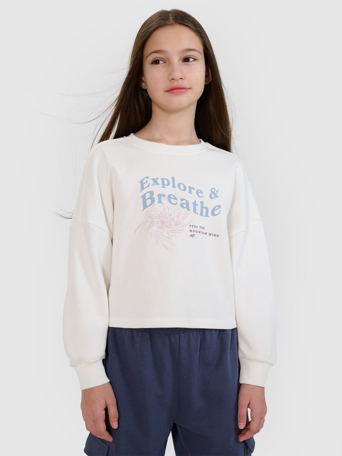 4F Bluza dresowa nierozpinana bez kaptura dziewczęca - biała 122 (6-7 lat)