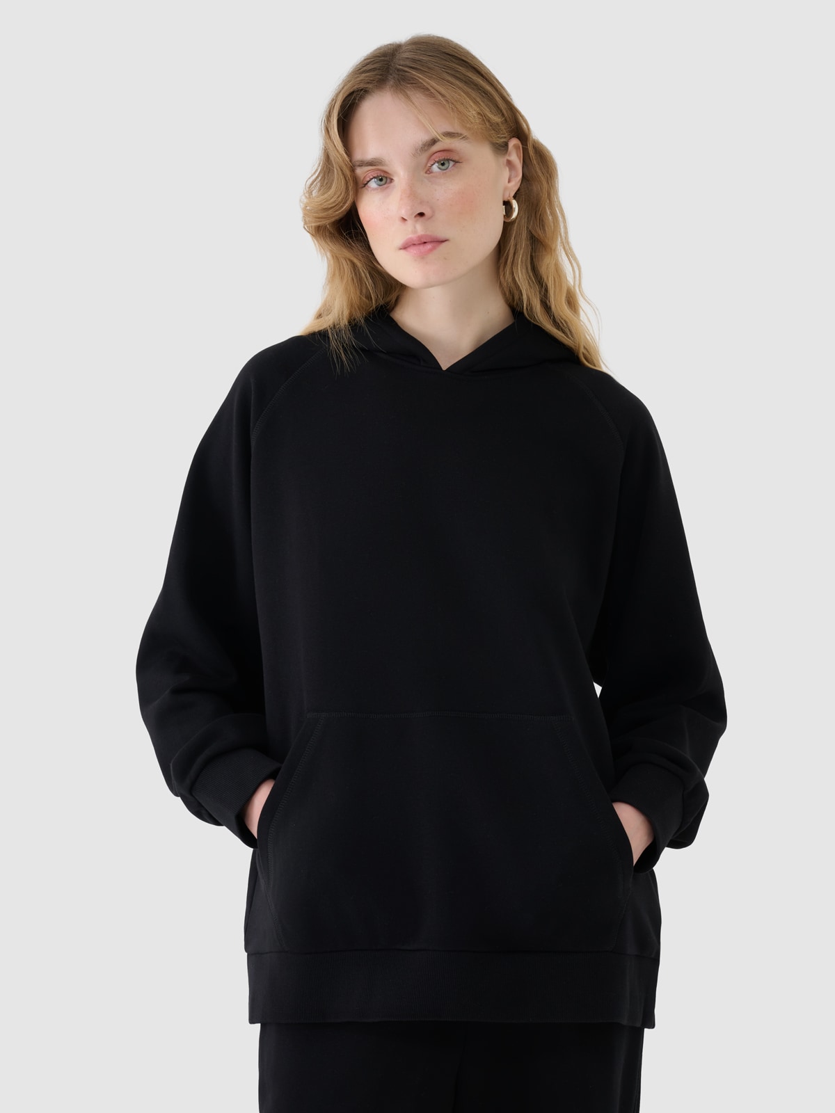 4F Bluza dresowa nierozpinana z kapturem damska - czarna M