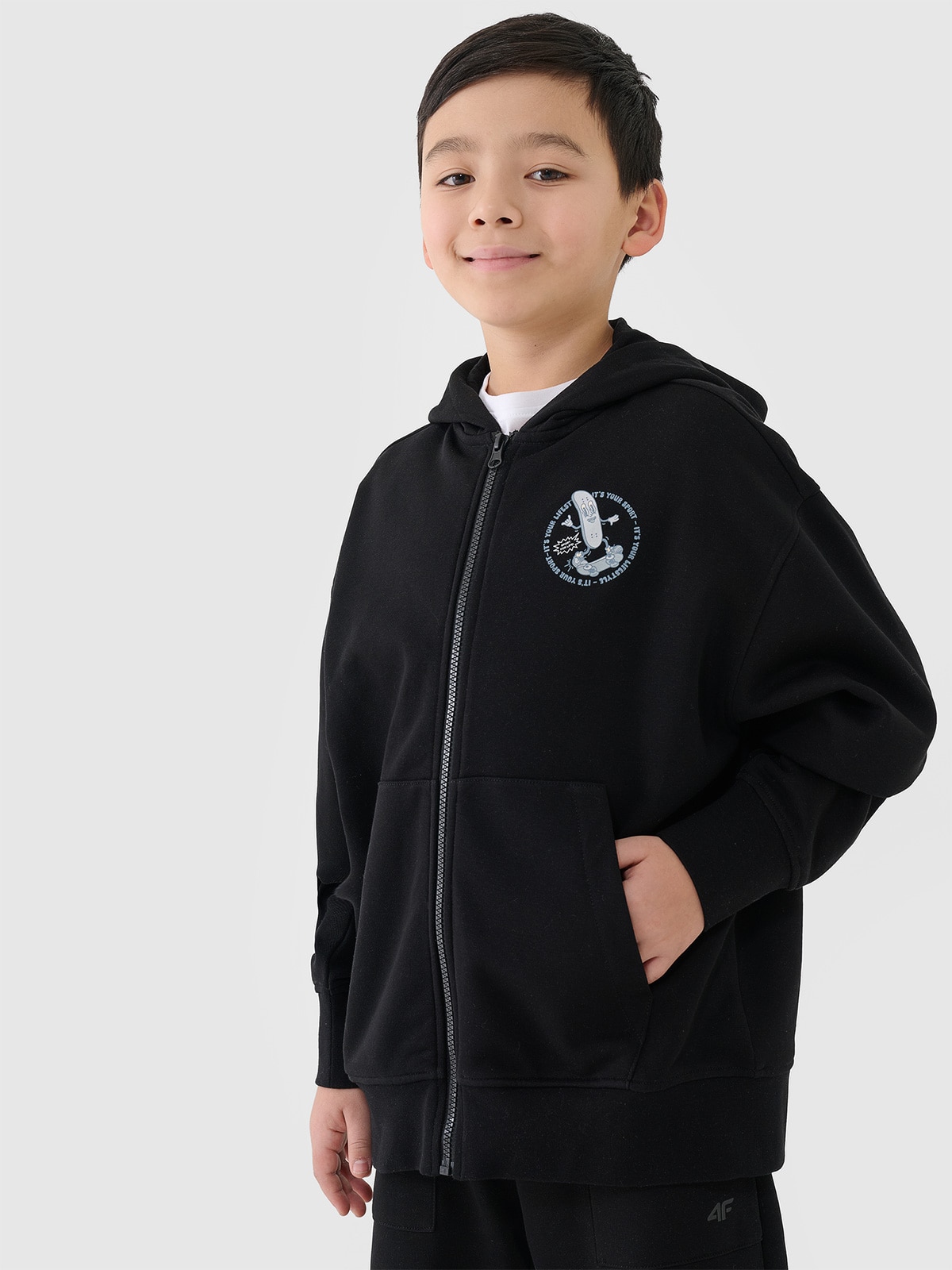 4F Bluza dresowa rozpinana z kapturem chłopięca - czarna 122 (6-7 lat)